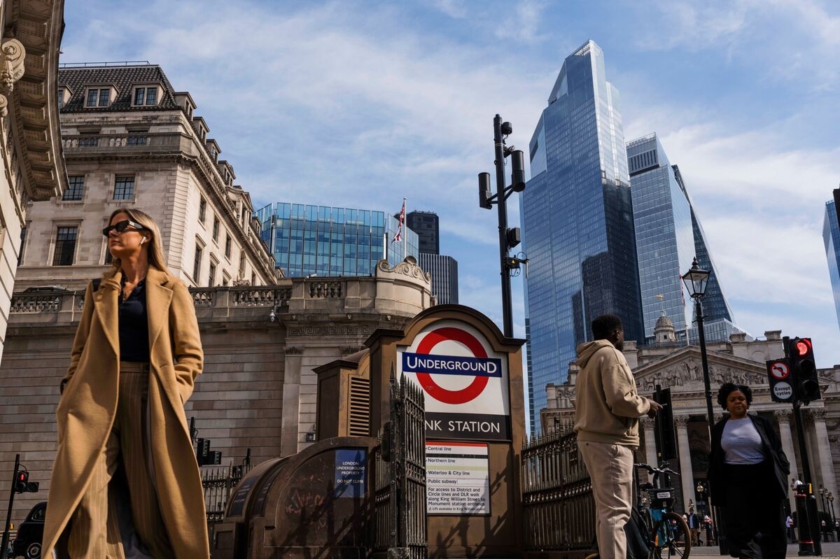 Foreign Buyers in $10 Billion Scramble for UK Takeover Targets