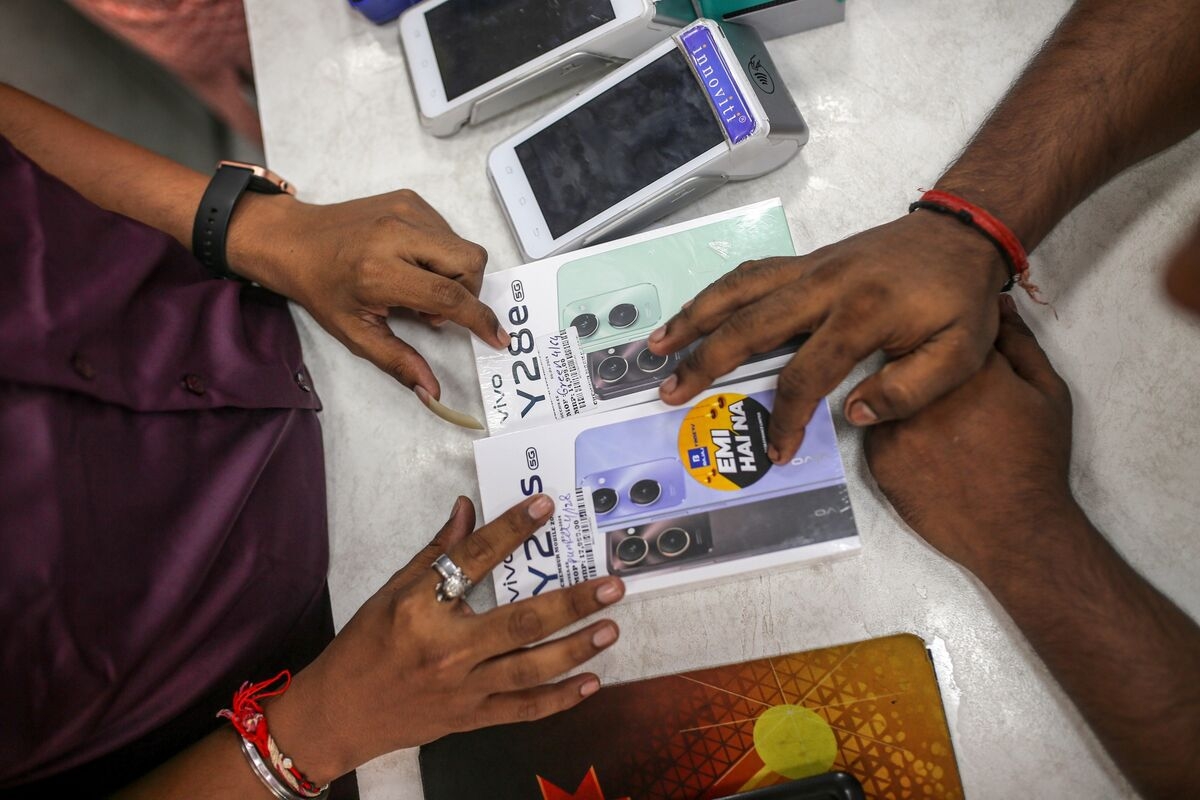 Top China Phonemaker Wants 70% of Sales From Overseas by 2027