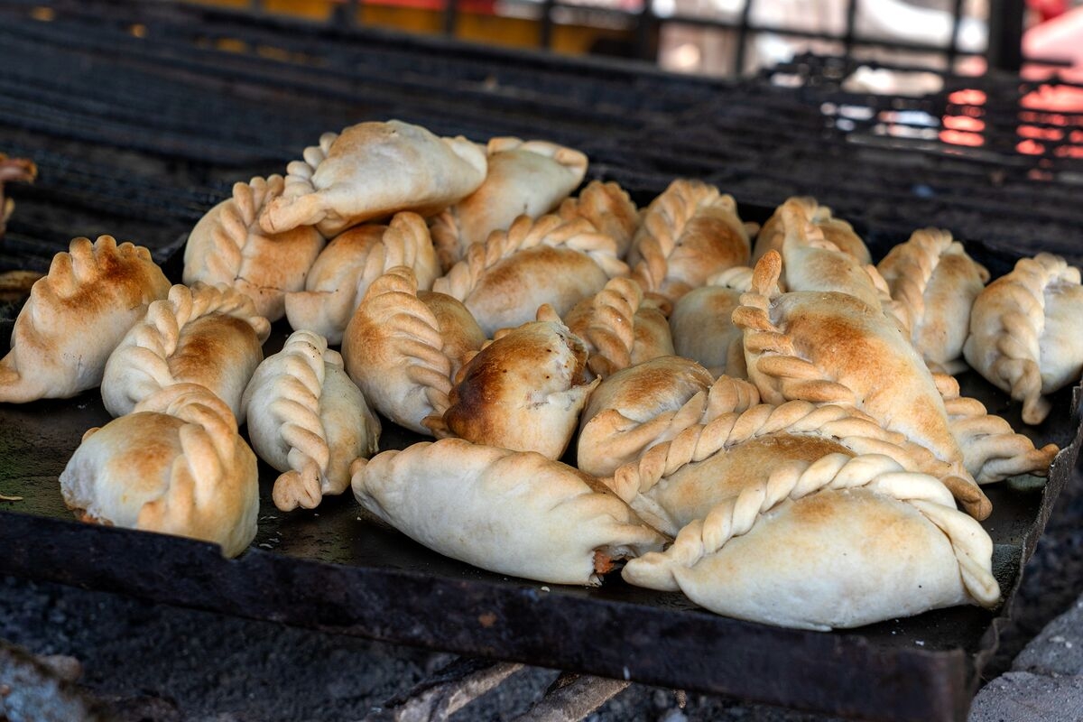 Milei Beefs With Netflix Star Over Price of a Dozen Empanadas