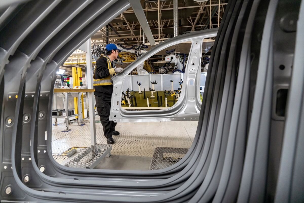China's Factory Activity Contraction Eases After Trade War Truce