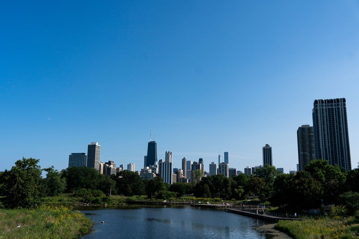Chicago Taps EY to Close $1 Billion Gap as Trump Threatens Funds