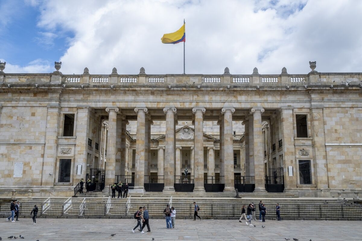 Colombia Bonds Drop on Reports That Fiscal Rule May be Suspended