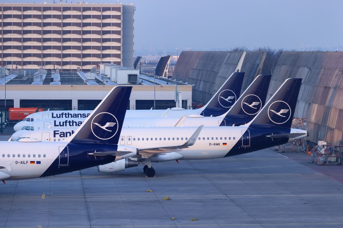 Lufthansa Says Earnings Visibility Limited Due to Trade Conflict