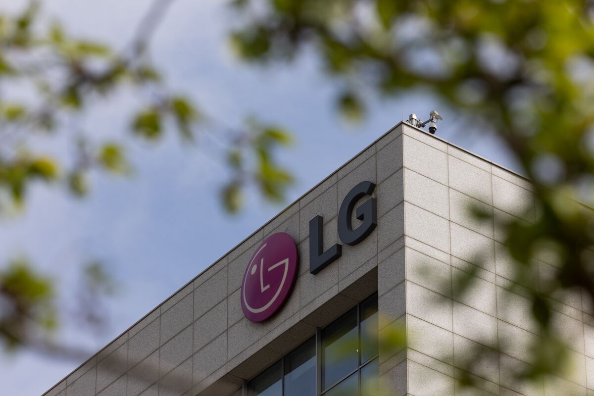 LG Electronics Is Said to Pause Work on India Unit's IPO Plans