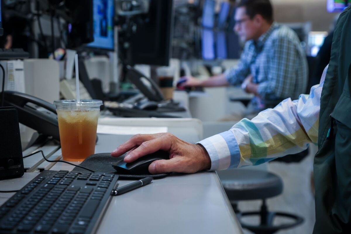 Computer-Driven Traders Are Bullish on Stocks, Humans Are Bears