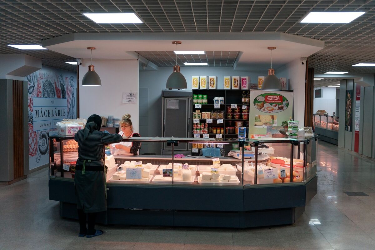 Romanian Inflation Stays Flat as Political Risks Cloud Outlook