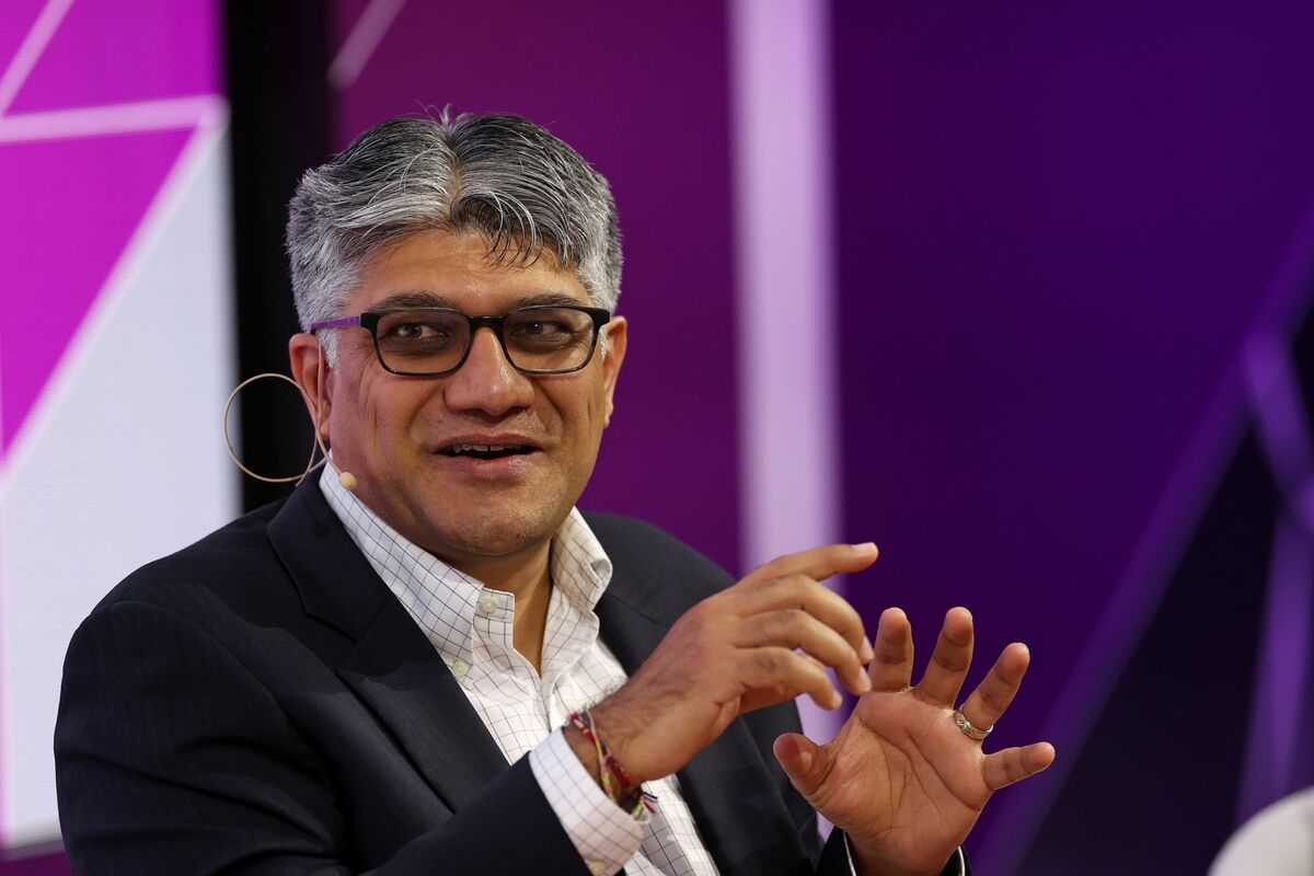Solar Pioneer Shah to Start Firm Advising Green Startups