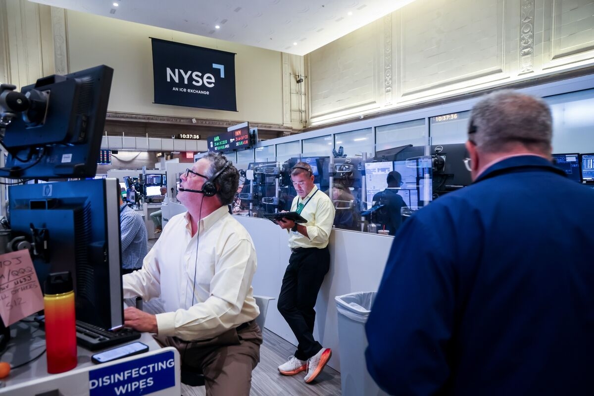 S&P 500 Flirts With Record as Strong Retail Sales Bolster Growth