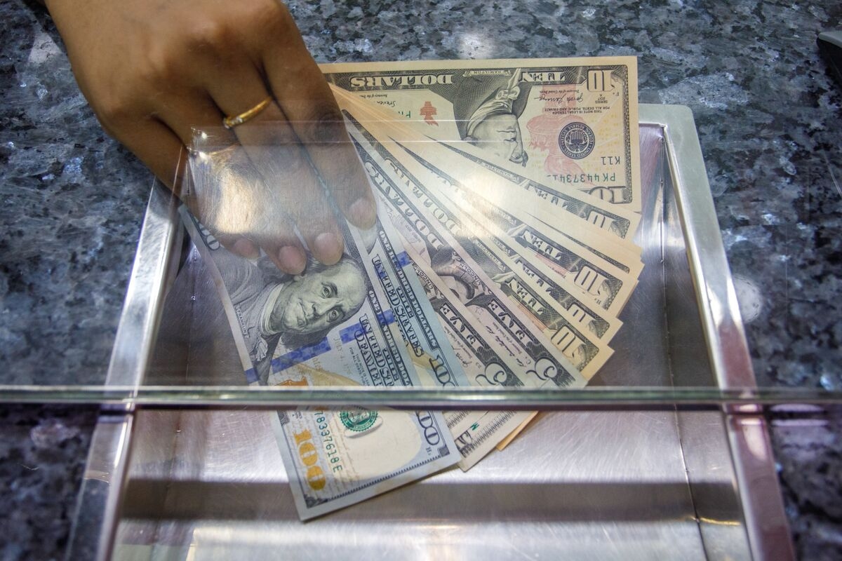 Dollar's Falling Volatility Creates Appeal as Carry-Trade Funder