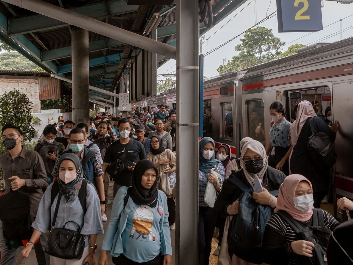 Indonesia to Cut Transport and Power Prices to Spur Consumption