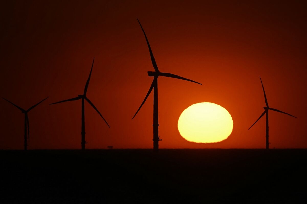 UK Wind Power Slumps as Scorching Weather Flags Renewable Risks