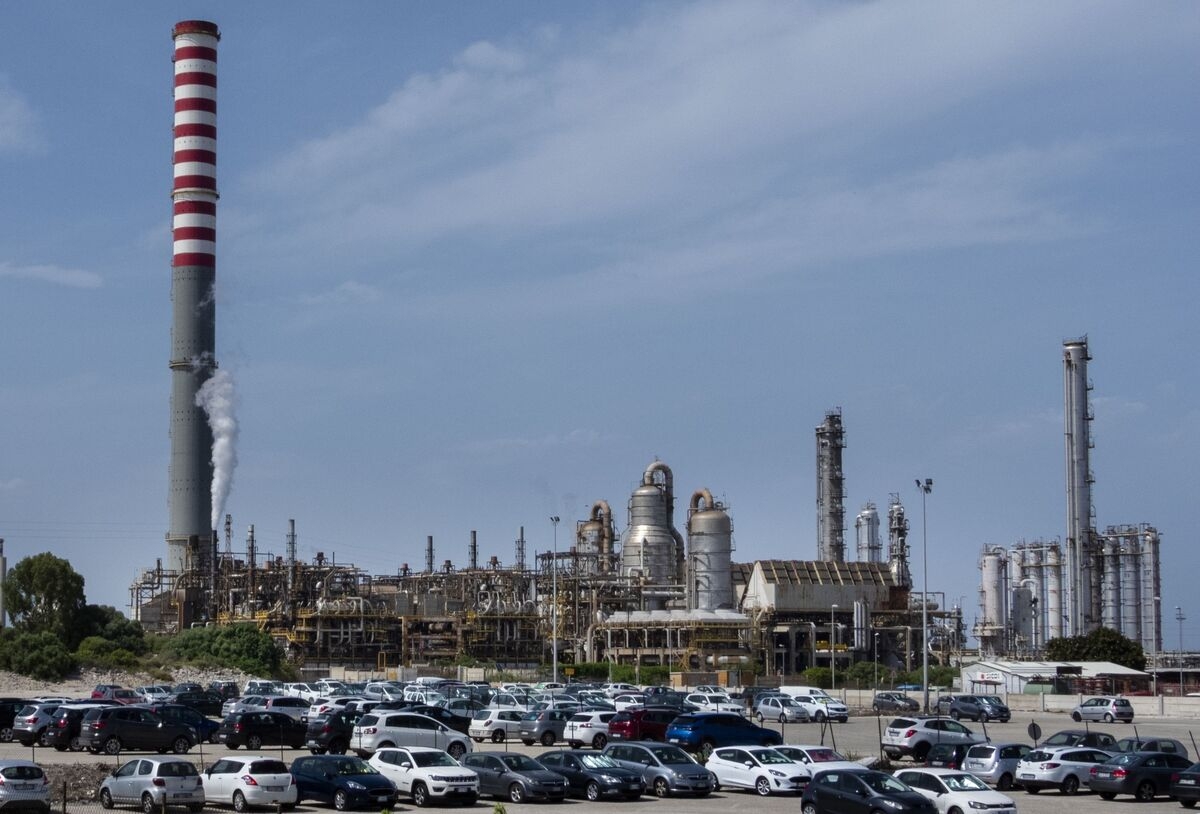 Billionaire Economou Seeks to Replace Trafigura As Partner in Italy's Top Oil Refinery