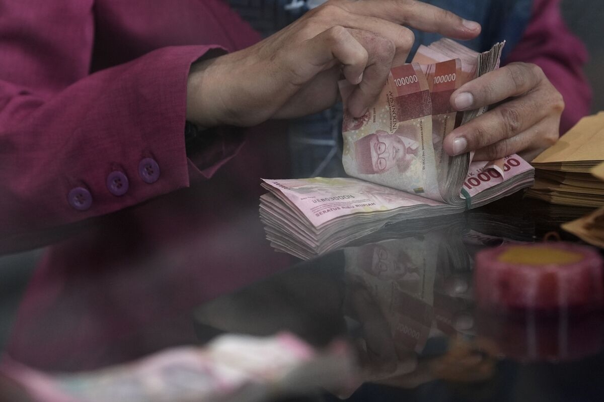 Indonesia Reserves Drop Most in Almost Two Years on Rupiah Woes