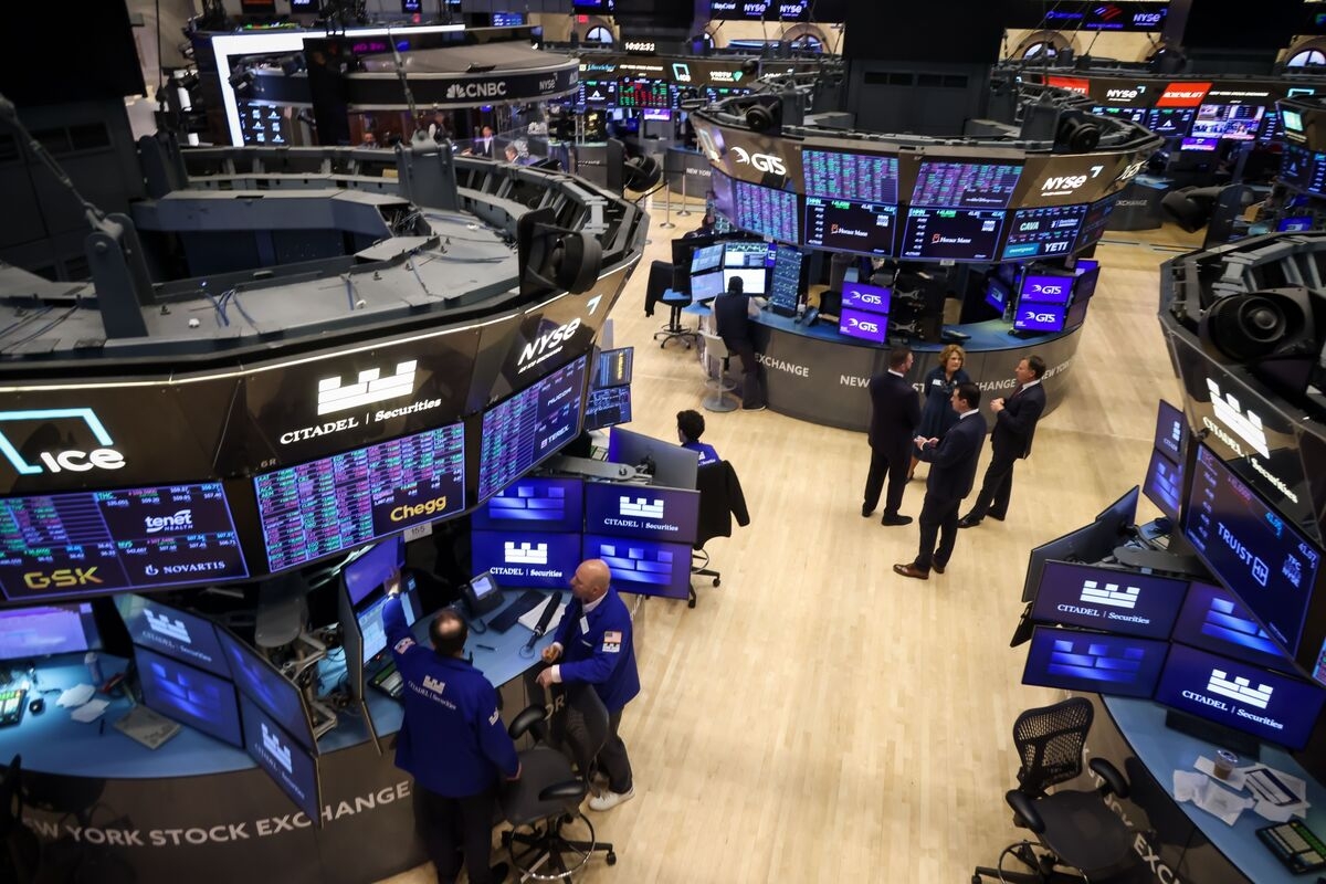 Stocks Will Rally Despite Extended Dollar Declines, MLIV Pulse Survey Finds