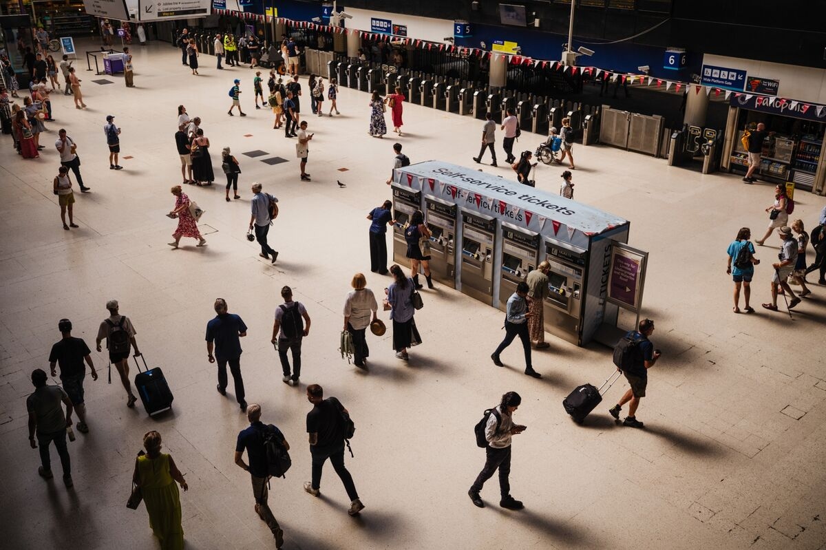 UK Firms Cut Jobs, Wage Growth Slows in Cooling Labor Market