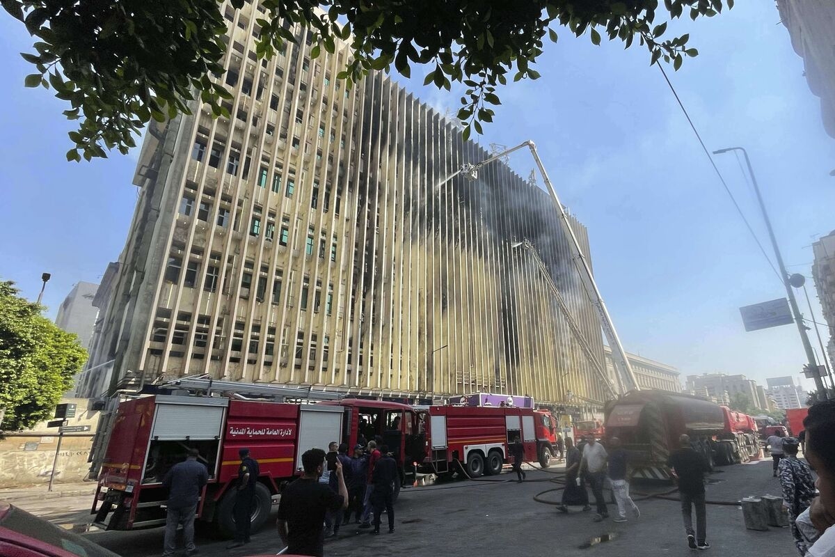 Deadly Telecom Blaze Shuts Cairo Stock Trading and Hits Internet