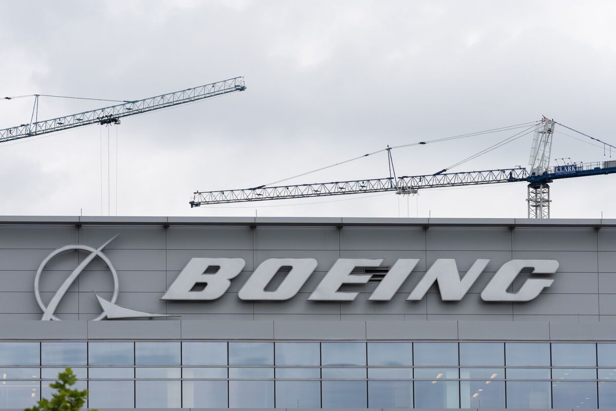 Apollo, Citigroup Offer Cheap Private Debt for Boeing Unit Sale