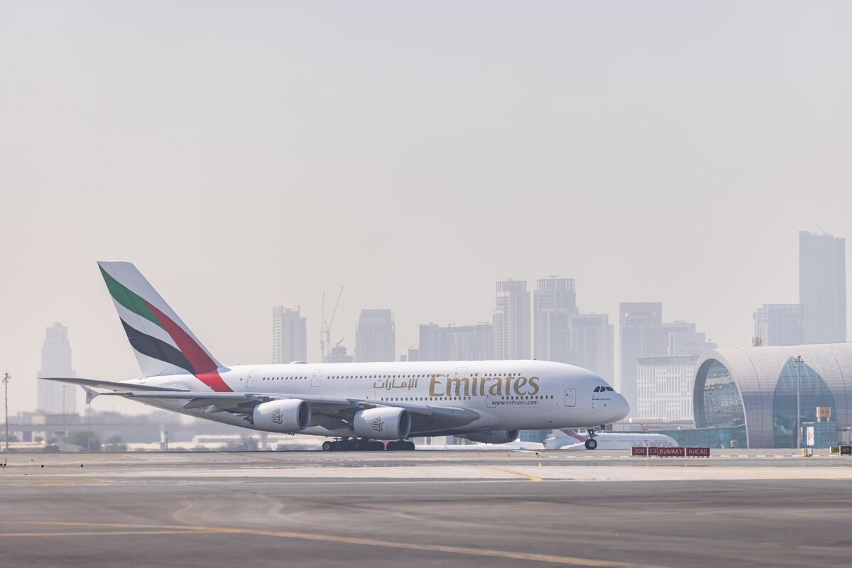 Emirates Reviews Russia Flights as Ukraine Expands Drone Attacks