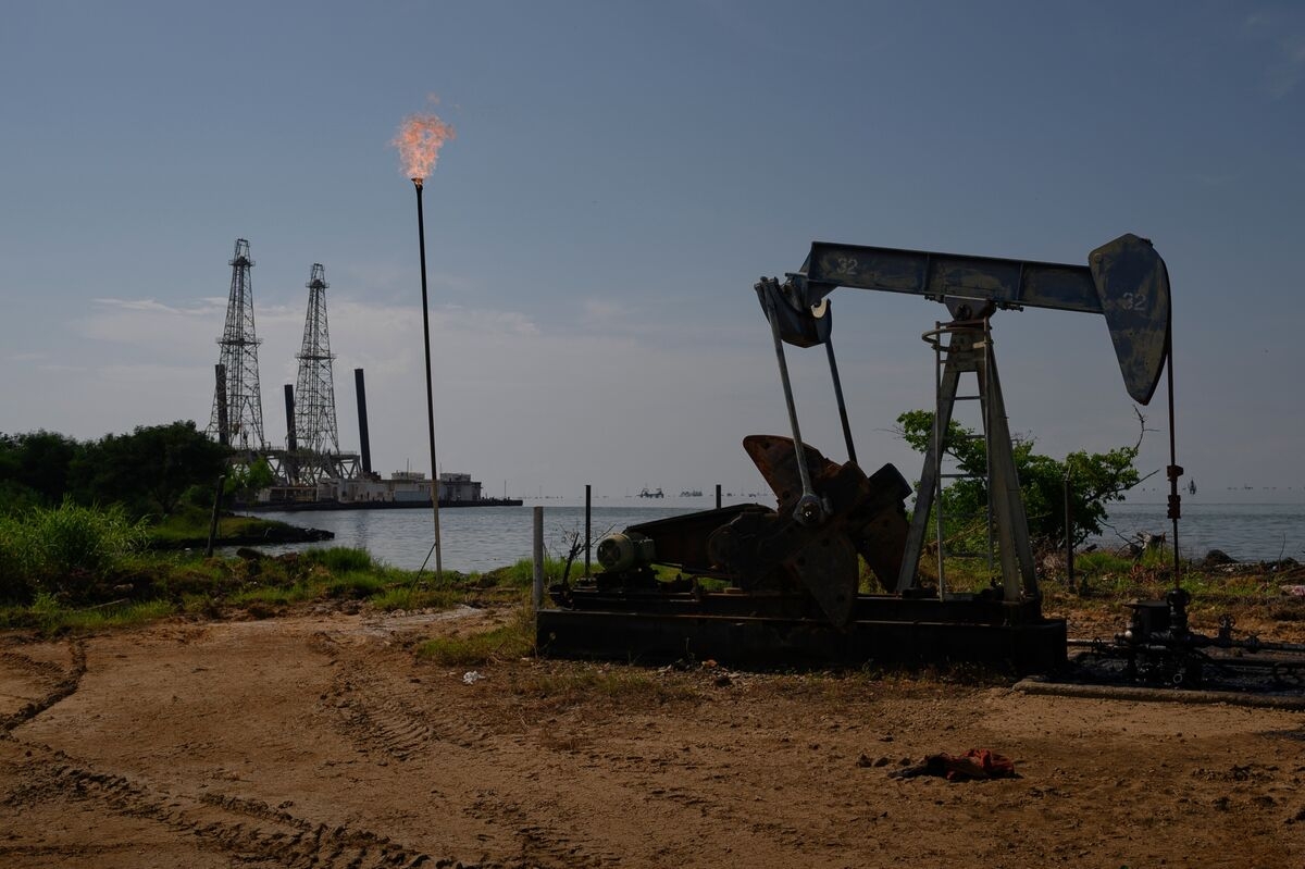 Venezuela Pleads for China to Buy Oil as Trump Kicks Chevron Out