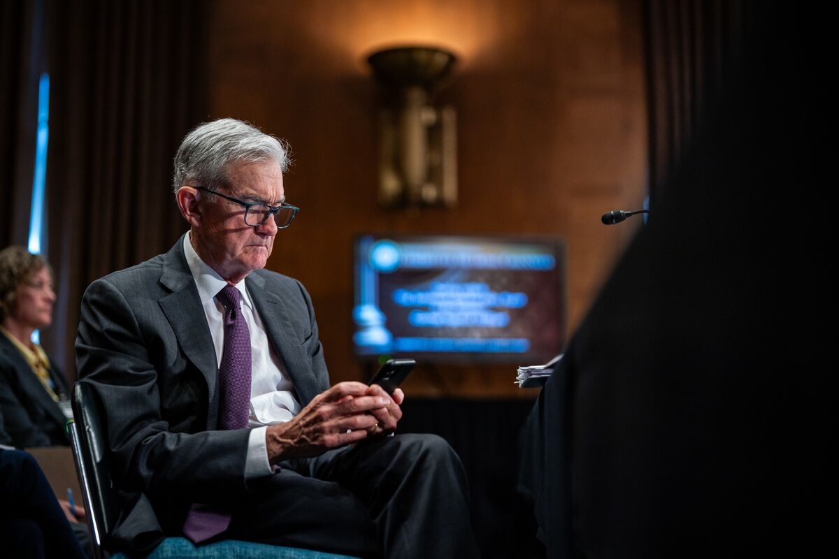 Investors Betting on Powell May Be In for a Shock, Survey Shows