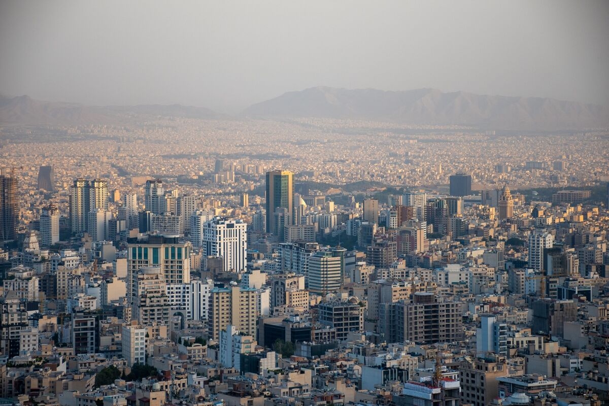 Iran to Shut Banks, Public Offices for Long Weekend Due to Heat