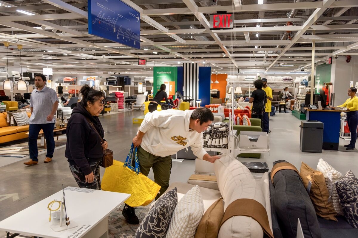 US Consumer Spending Growth Slows While Inflation Remains Soft