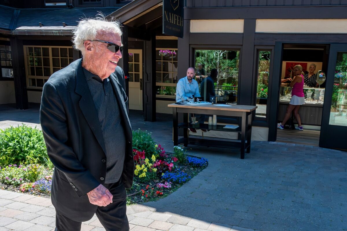 Nike Founder Knight Donates $2 Billion to Oregon Cancer Center