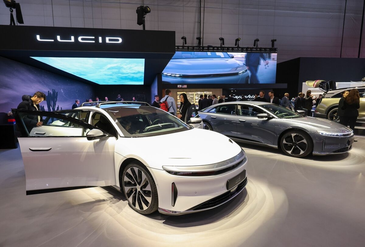 Lucid Lowers Production Outlook in Sign of Turmoil for EV Makers