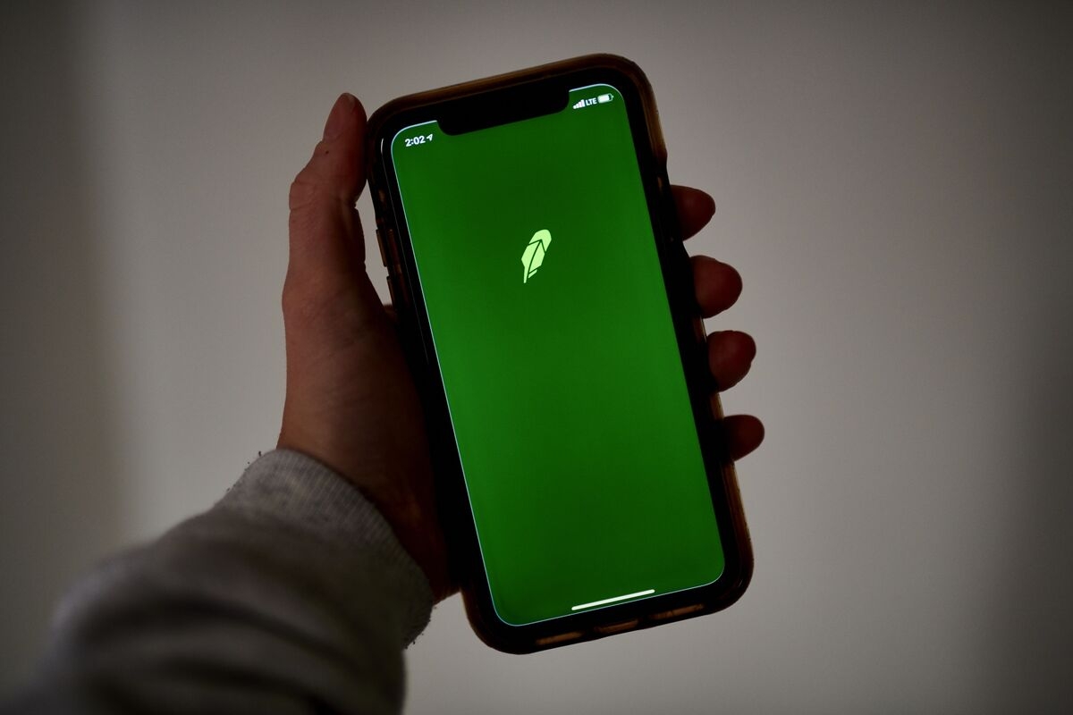Robinhood, Moving Beyond Meme Stocks, Now Wants to Be Your Bank