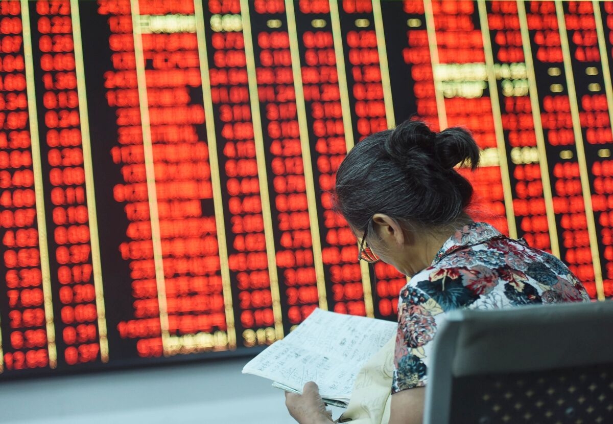China's Active Stock Funds Beat Index Followers Amid Tech Rally