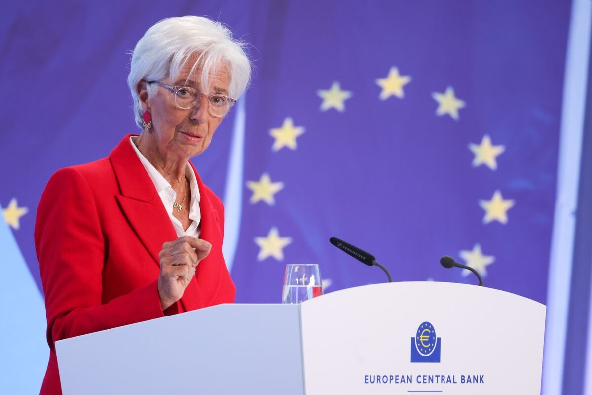 Global Euro Moment Needs Decisive Actions, ECB's Lagarde Says