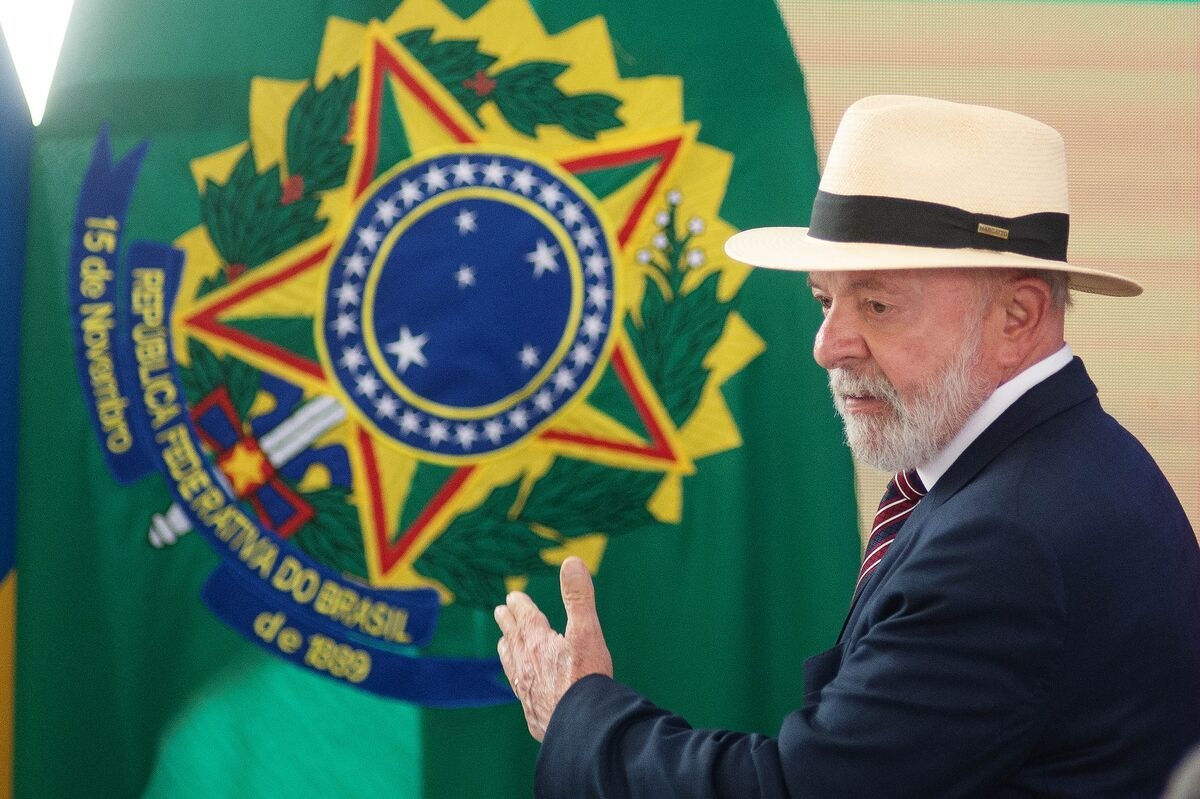 Moody's Cuts Brazil Outlook, Delivering Fiscal Warning to Lula