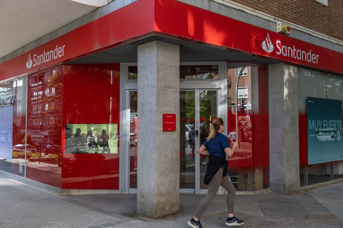 Santander Weighs Crypto Push With Early-Stage Stablecoin Plans