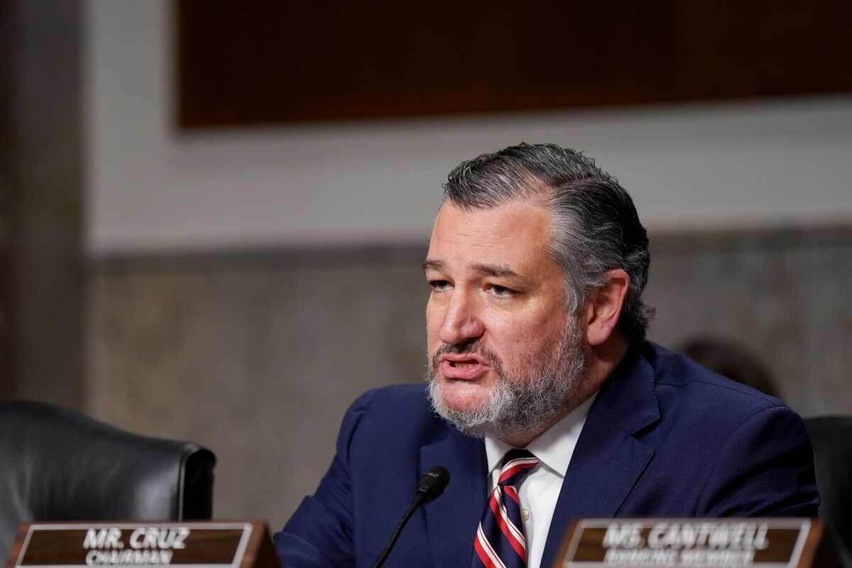 Cruz Pitches $1.1 Trillion Cut to Fed Bank Payments for Trump Tax Bill