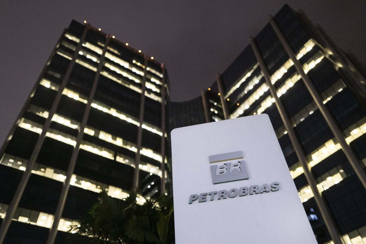 Petrobras Urged by Lula to Cut Fuel Brokers Who ‘Rob' Consumers