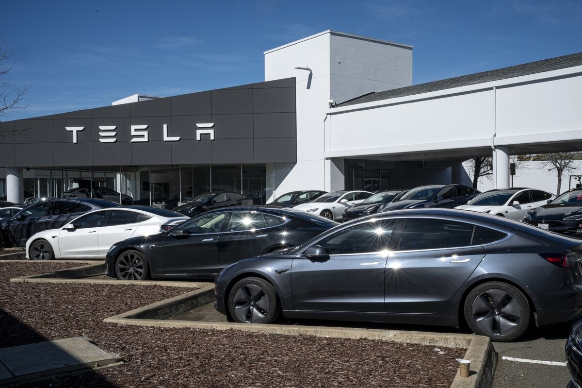 Tesla's Retail Army Defies Musk-Trump Spat to Place Record ETF Bet