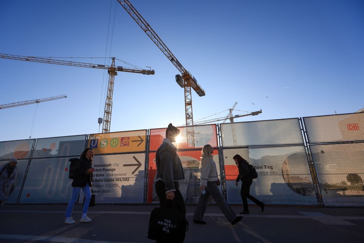 German Business Expectations Improve as Trade Fears Ease