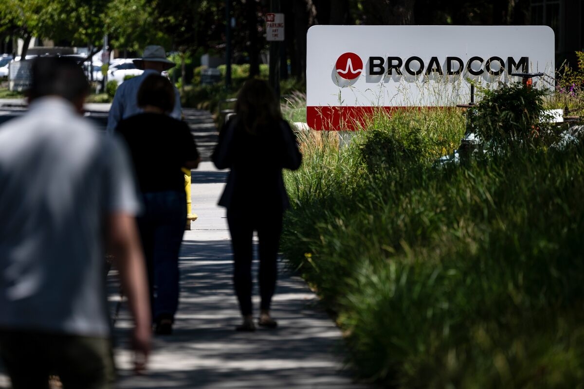Broadcom's 340% Rally Has Wall Street Debating If It's Magnificent Seven Material