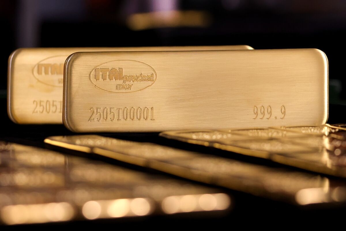 Gold Gets Bounce From Moody's US Downgrade After Big Weekly Drop