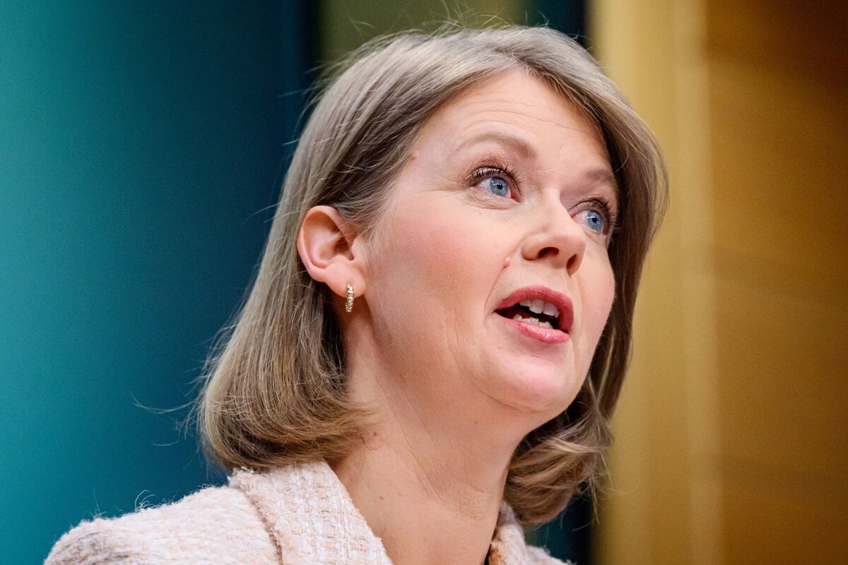 Norway Holds Key Rate, Keeps Prospect of More Easing in 2025