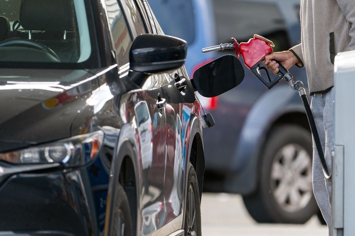 Canada Inflation Eases to 1.7%, Driven by Falling Gas Prices