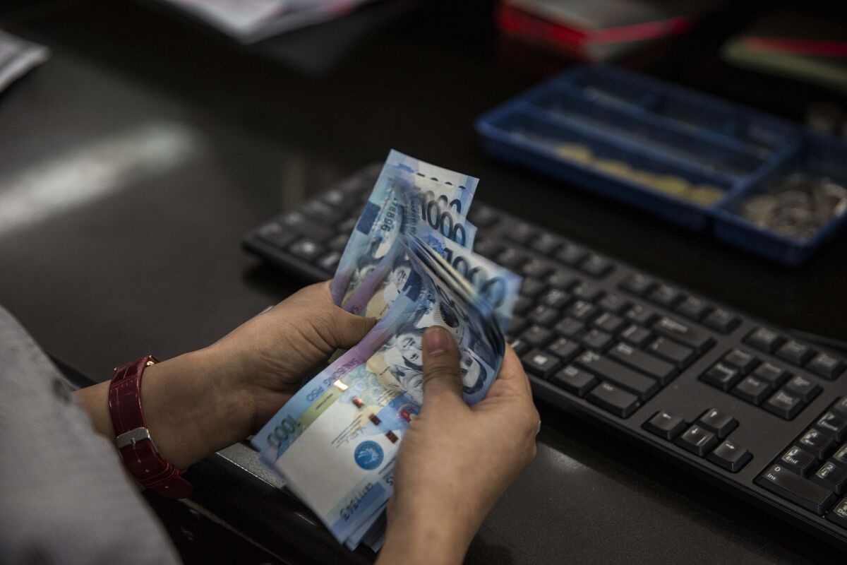 Asian Currencies Fall to Two-Month Low as Tariff Deadline Nears