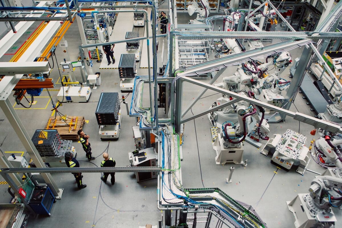 Swedish Economy Unexpectedly Shrinks, Weighed Down by Investment
