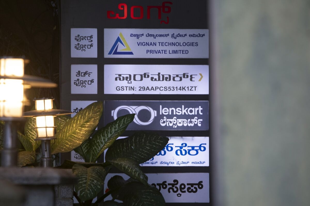 SoftBank-Backed Lenskart Said to Tap Banks for $1 Billion IPO