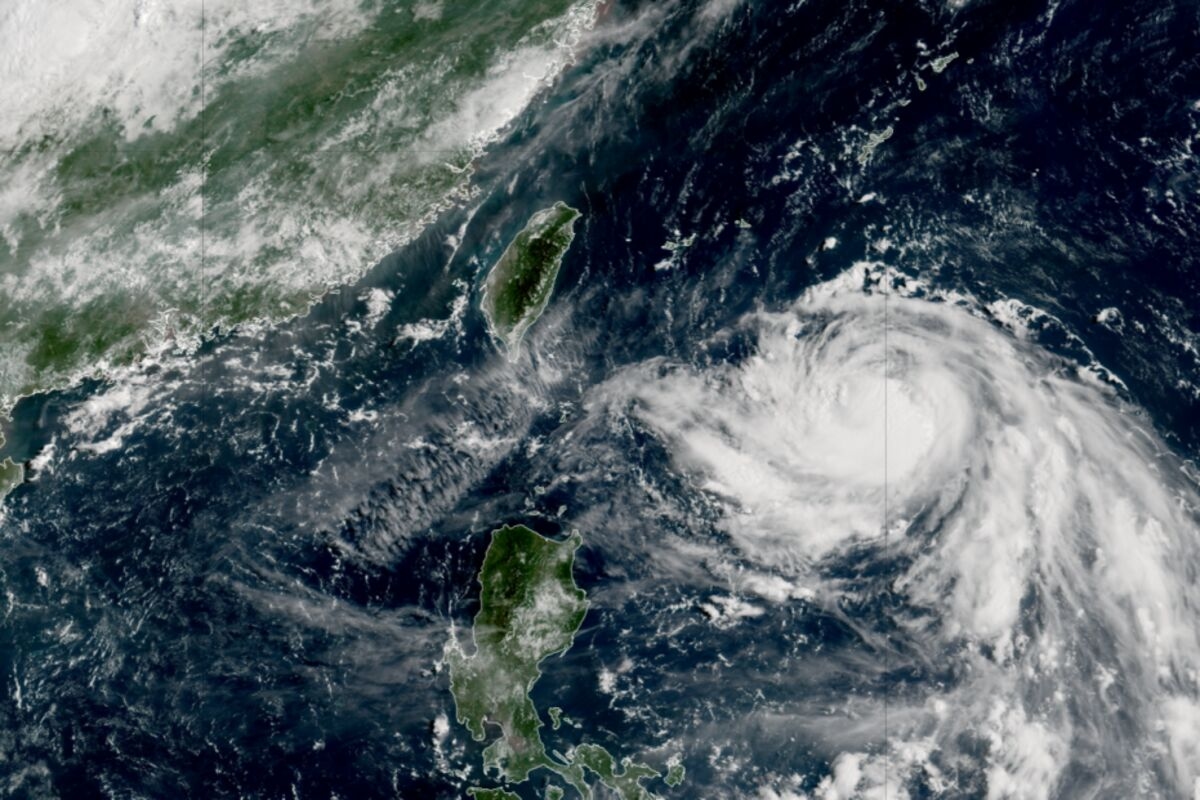 Typhoon Podul Set to Strengthen Before Hitting Southern Taiwan