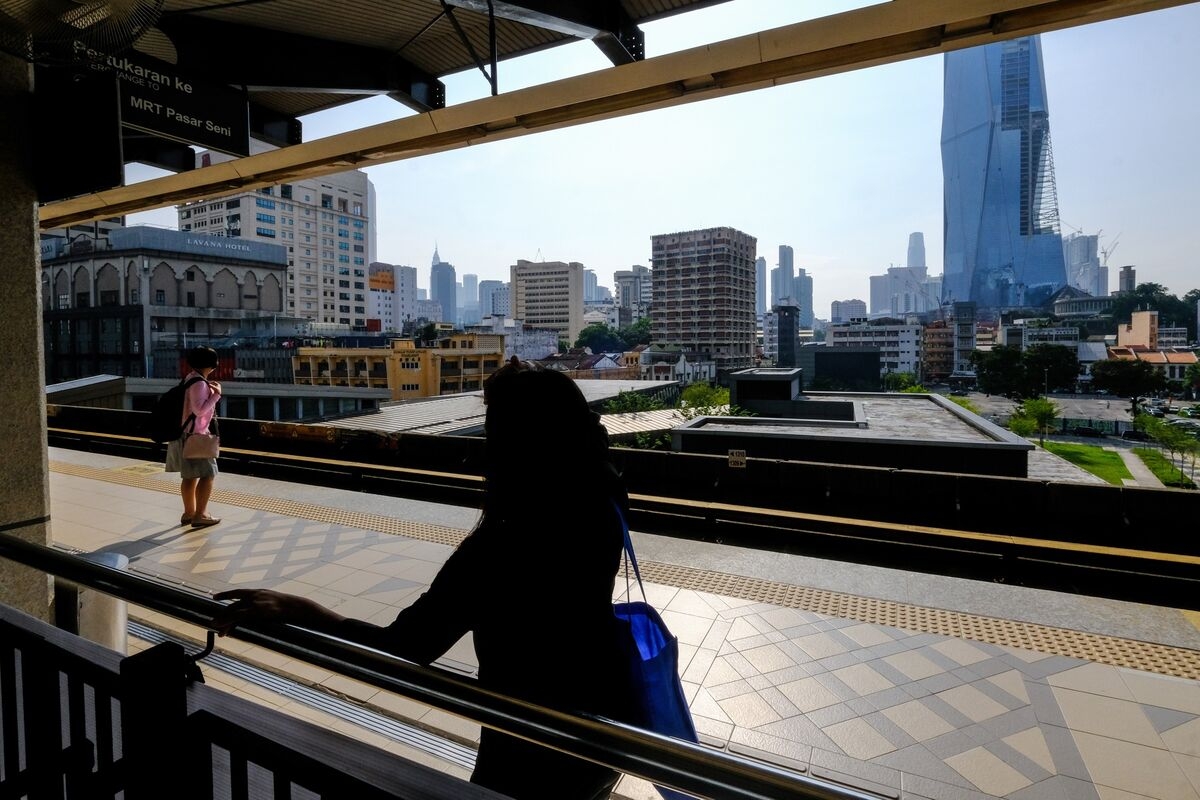 Malaysia's Largest Pension Fund 1Q Income Drops on Volatility
