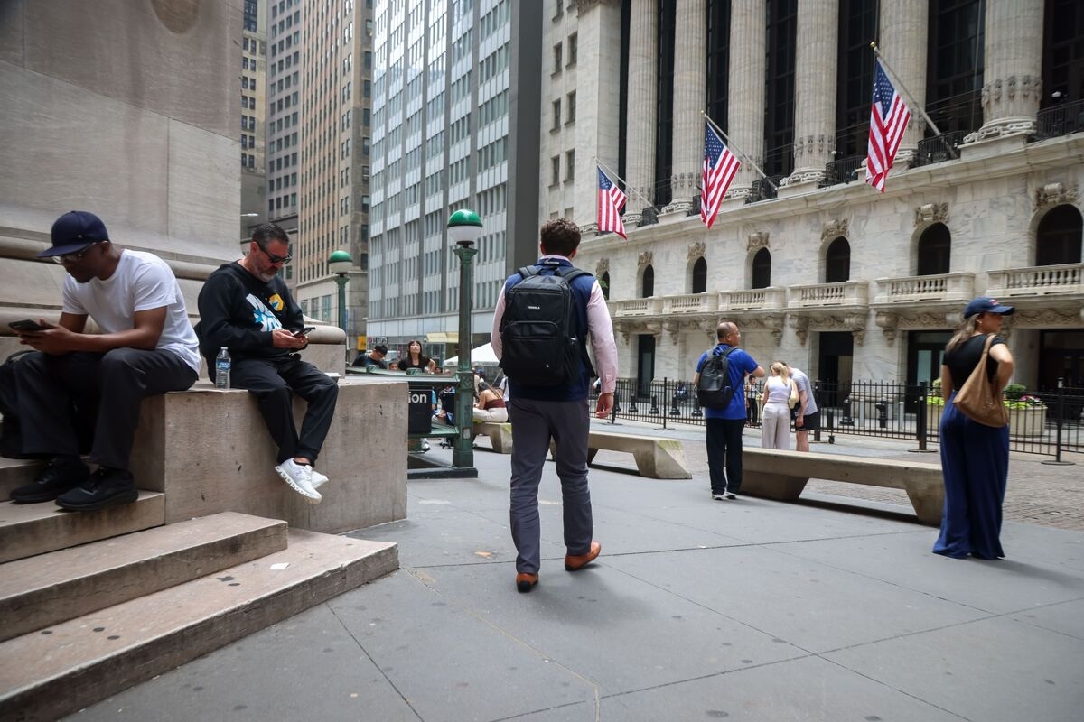 Treasuries Climb as Oil Slump Boosts Bets on Fed Rate Cuts