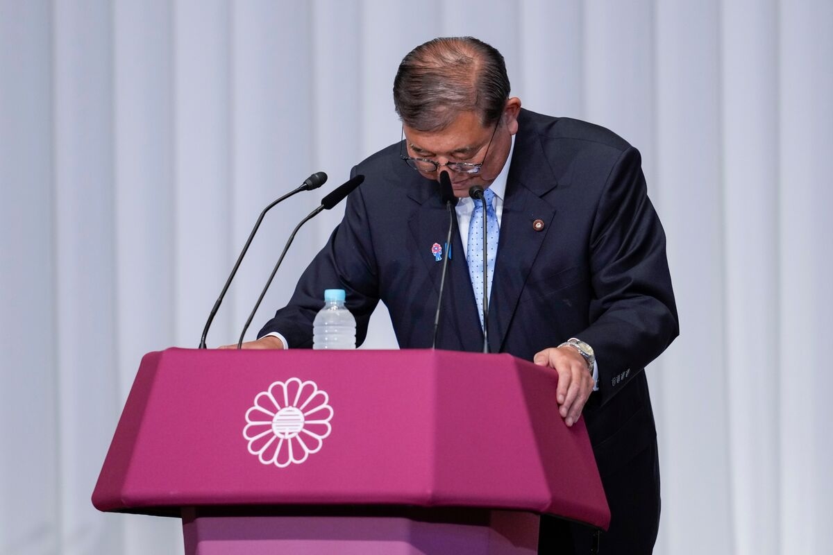 ‘Mr. Japan' Bends the Knee — and Falls on His Sword