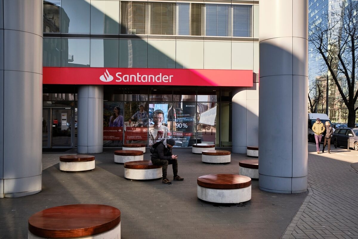 Erste Group Weighs Buying 49% of Santander's Polish Unit
