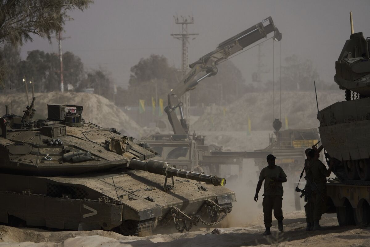 Israel Pushes to Gain Ground in Gaza as Hamas Weighs Ceasefire
